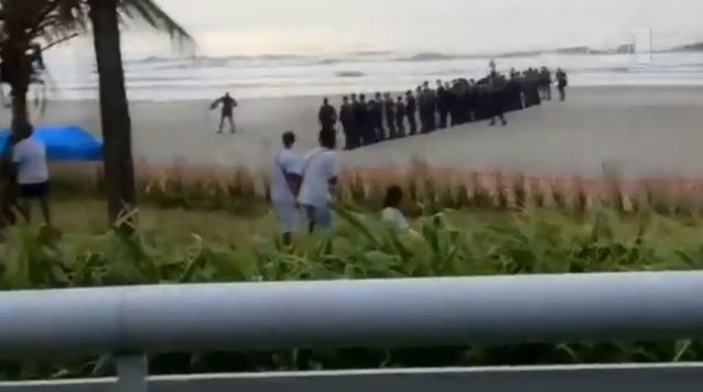 PM dispara bombas de efeito moral contra turistas em praia de SP