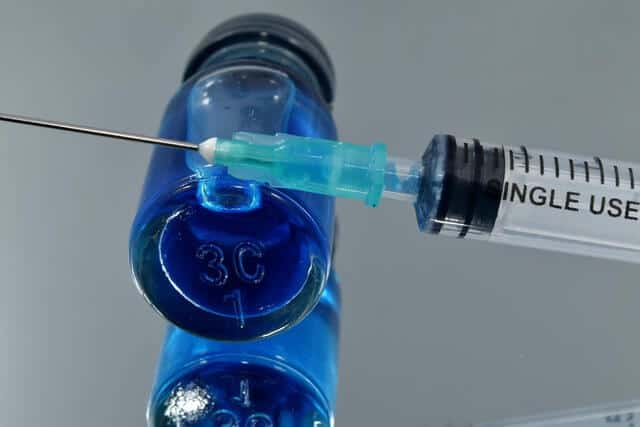 Polícia dos EUA prende farmacêutico acusado de estragar doses de vacina