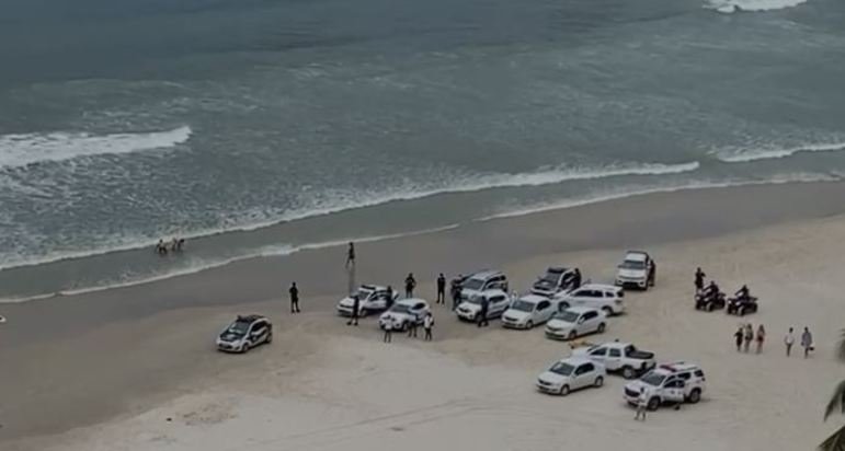 Policiais montam barreira e expulsam banhistas de praia