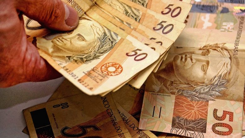 Salário mínimo de R$ 1.100 entra em vigor a partir de hoje