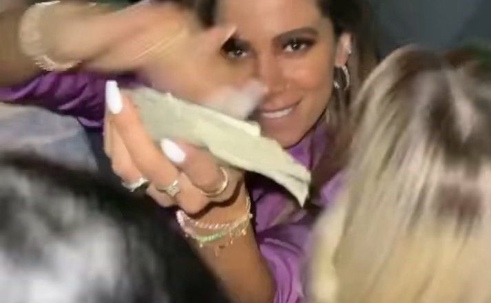 Sem máscara, Anitta joga dólares para o alto em festa com strippers e aglomeração nos EUA