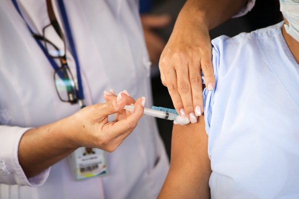 Servidora é afastada após fingir aplicar vacina de Covid-19 em idosa
