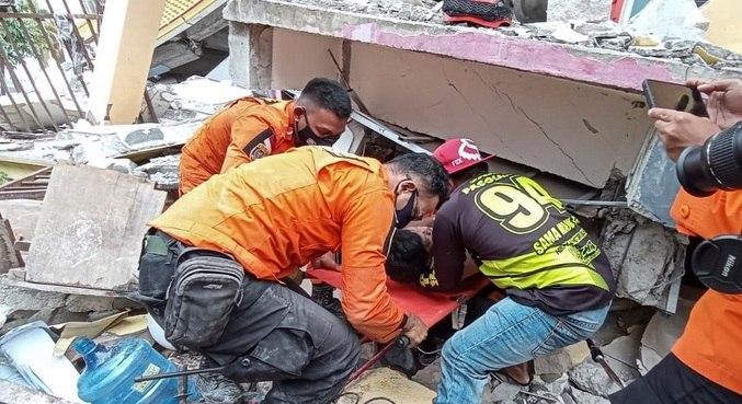 Terremoto deixa pelo menos 34 mortos e 600 feridos na Indonésia