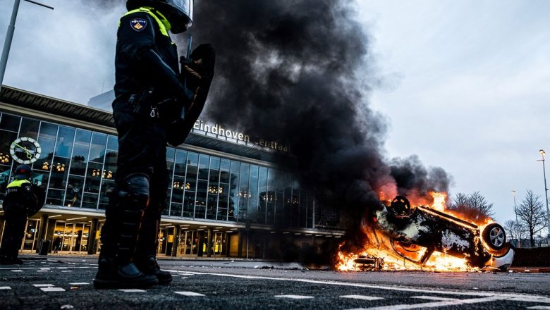 Toque de recolher devido à pandemia na Holanda gera confrontos com polícia e saques