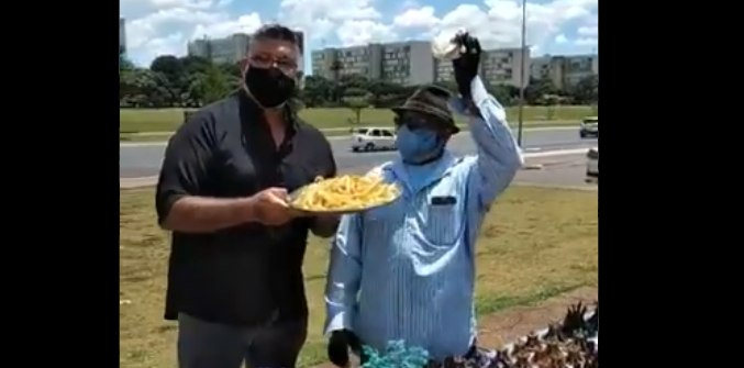 Vídeo: Deputado Alexandre Frota distribui batata frita em Brasília e ataca Bolsonaro