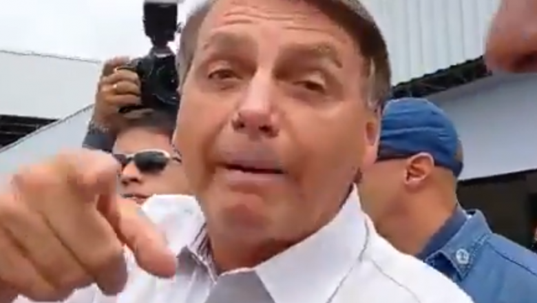 Vídeo: Questionado, Bolsonaro volta a afirmar que o leite condensado é para “enfiar no **** de jornalistas”