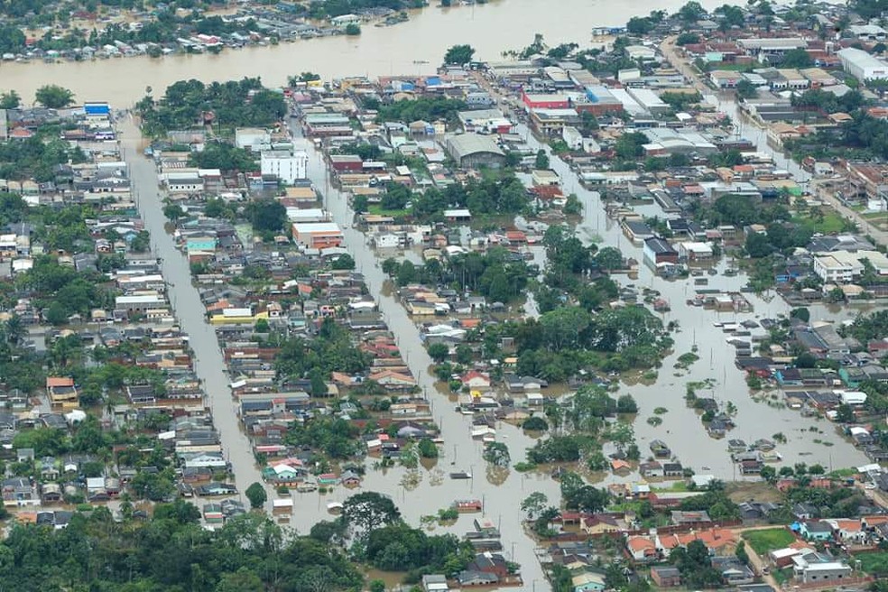 Em Sena Madureira, rio já atinge mais de 17 mil pessoas — Foto: Marcos Vicentti/Secom