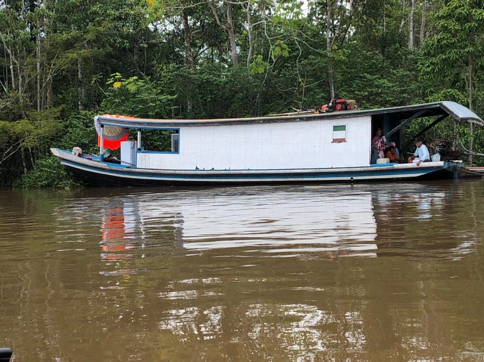 Pelo menos 30 famílias estão alojadas em barcos, segundo a Defesa Civil — Foto: Arquivo/ Defesa Civil municipal