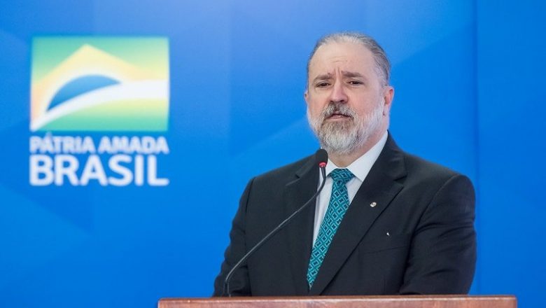 Aras não vê relação entre interferência de Bolsonaro na PF e orientações a Flávio