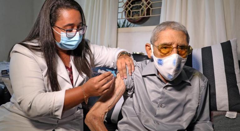 Belo Horizonte começa a vacinar idosos acima de 89 anos contra a Covid-19