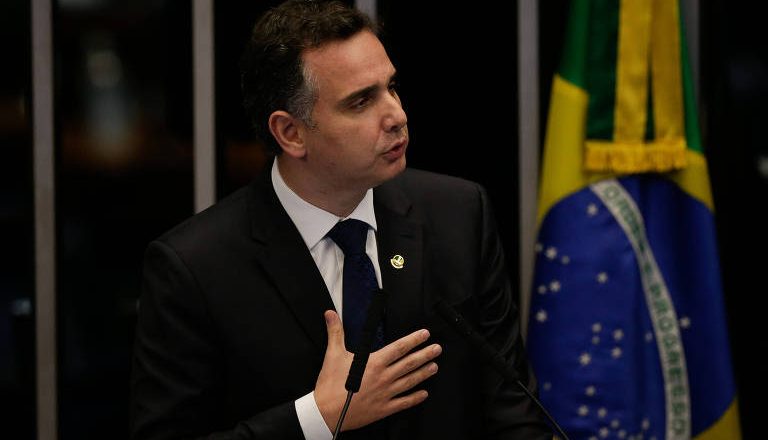 Bolsonaro comemora vitória de Rodrigo Pacheco com “cédula de papel”