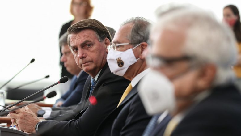 Bolsonaro diz estar negociando auxílio com ministros