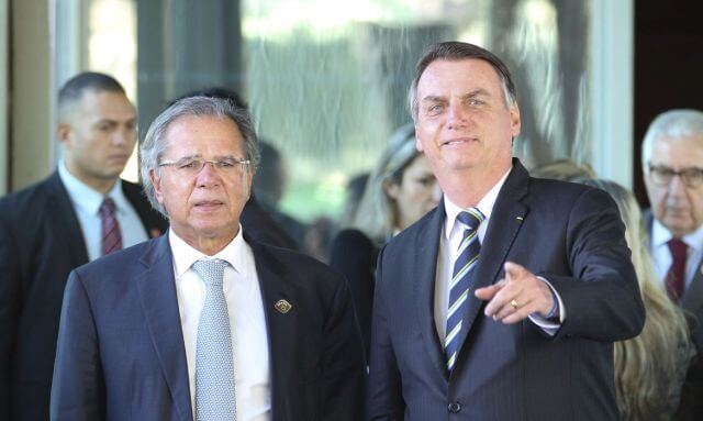 Bolsonaro envia ao Congresso projeto que altera ICMS sobre combustíveis