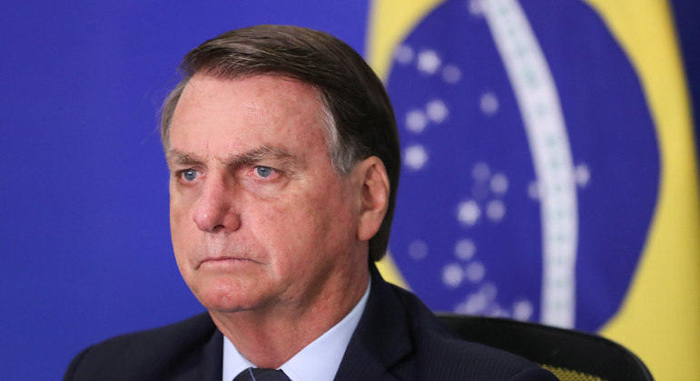Bolsonaro faz apelo impactante a caminhoneiros, faz alerta sobre impactos para o Brasil e explica emergências