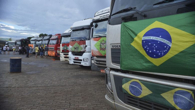 Caminhoneiros atendem pedido do Bolsonaro e não param