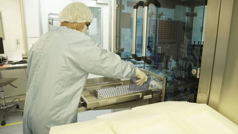 Fiocruz entra no 2° dia de envase de vacina contra covid produzida no Brasil