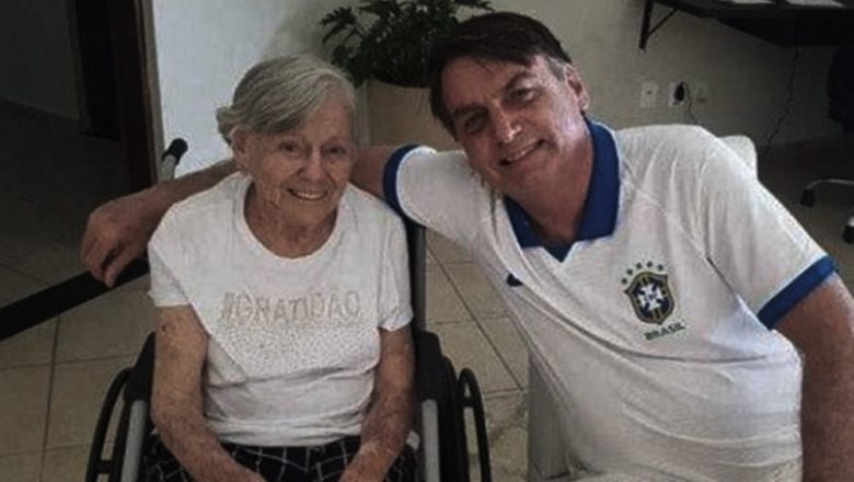Jair Bolsonaro e irmãos debatem e votam para decidir se a mãe, de 93 anos, será vacinada