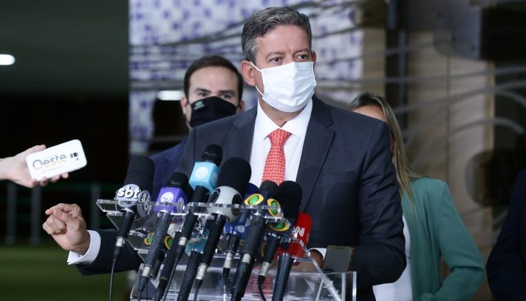 Lira vai reunir com governadores para discutir Orçamento e ações contra pandemia