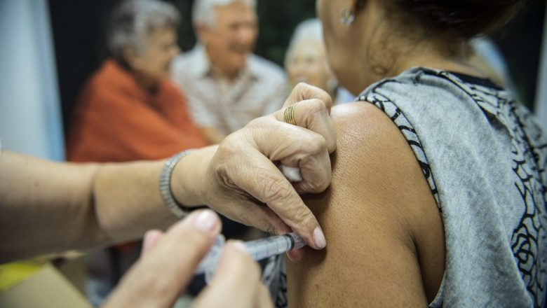 “O Brasil tem capacidade para vacinar 1 milhão de pessoas por dia”, garante Jorge Kalil