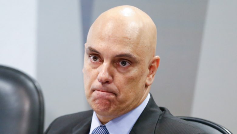 Senador quer que Alexandre de Moraes se explique no Senado porque prendeu Daniel Silveira