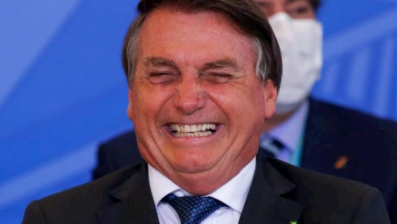 Sorridente, Bolsonaro manda recado a Rodrigo Maia: “Tudo acaba um dia” (Vídeo)