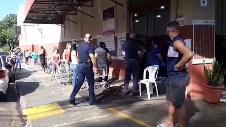 Supermercados e postos de Araraquara têm filas após decreto anunciar fechamento por 60 horas