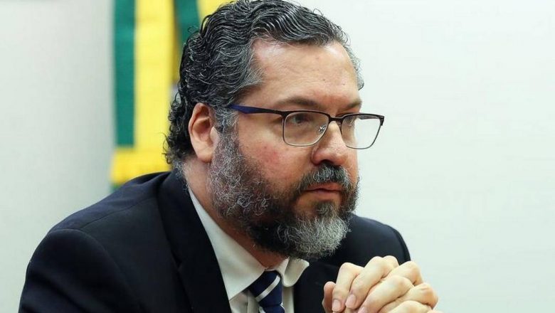 Após pressão do Congresso Nacional, Ernesto Araújo pede demissão