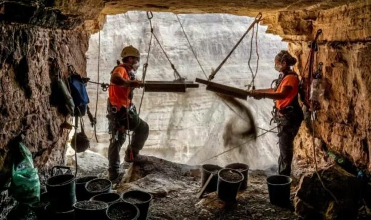 Arqueólogos de Israel encontram fragmentos de textos da Bíblia em caverna no deserto da Judeia