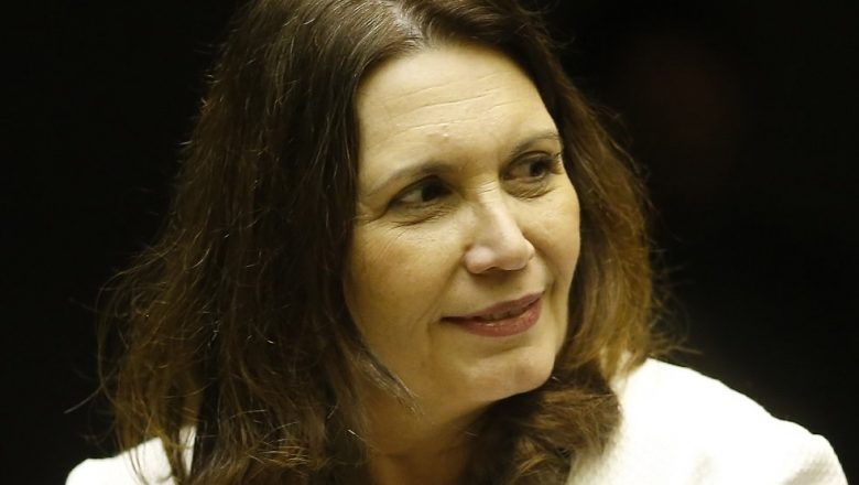 Bia Kicis adverte deputado que chamou Bolsonaro de ‘genocida’