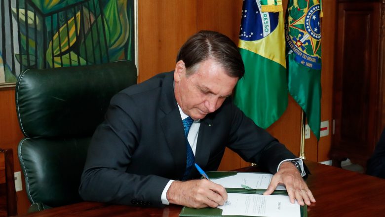 Bolsonaro assina MPs que autorizam volta do Auxílio Emergencial