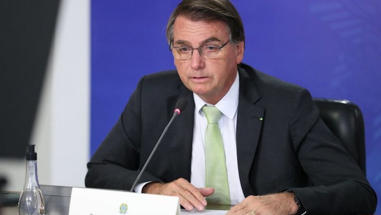 Bolsonaro irá ao Congresso oficializar volta do auxílio