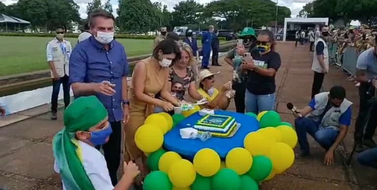 Bolsonaro se une à multidão para celebrar seu aniversário