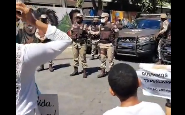 Com medo de manifestantes, governador da Bahia manda bloquear acesso à sua residência