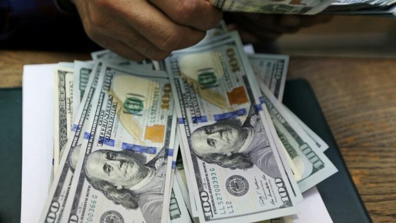 Dólar chega a R$ 5,77, mas fecha estável após comentário de Lira