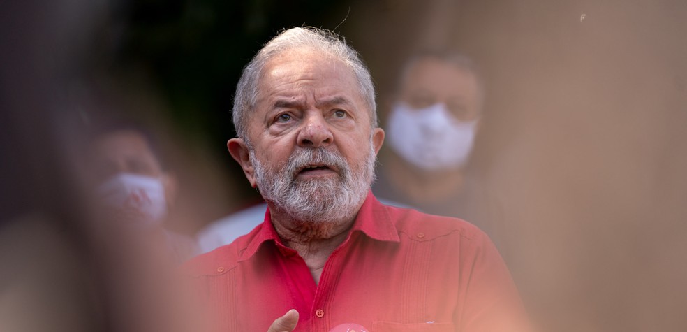 O ex-presidente Luiz Inácio Lula da Silva fala com a imprensa após votar em São Bernardo do Campo, no ABC paulista, neste domingo (15) — Foto: Marcelo Brandt/G1
