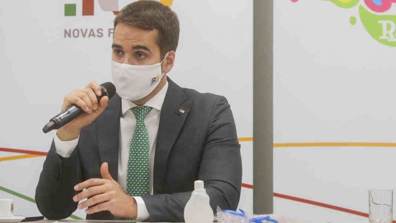 Governo do RS determina multa de R$ 4 mil para quem recusar o uso de máscara