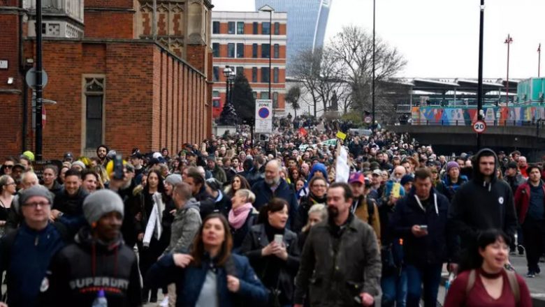 Milhares vão às ruas em Londres sem máscara em protesto contra medidas sanitárias anticovid