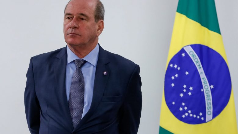 Ministro da Defesa anuncia que deixa o governo Bolsonaro