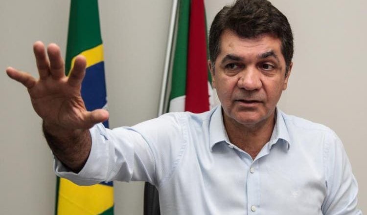 Prefeito de Criciúma adota lockdown voluntário para servidores da prefeitura: “Vai ficar em casa, mas não vai receber salário”