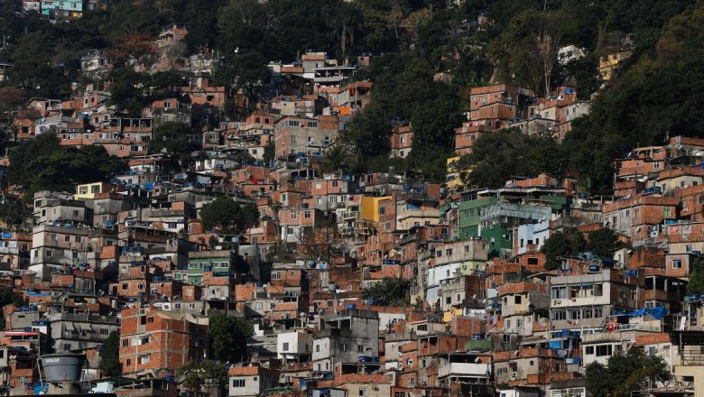 Restrições tiram metade da renda de 71% dos moradores de favelas