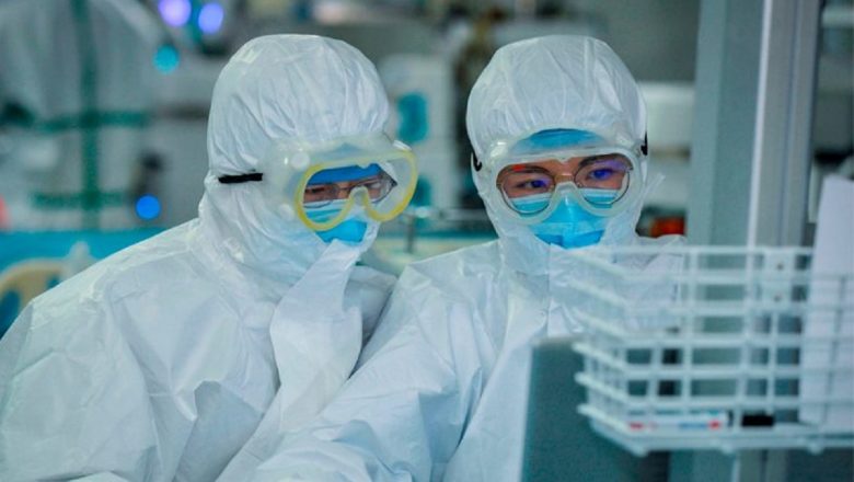Virologista chinês exilado publica relatório mostrando coronavírus criado em laboratório