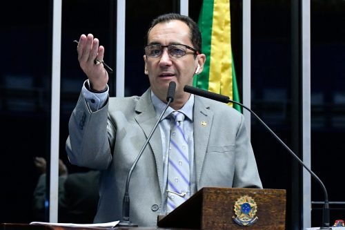 Após conversa com Bolsonaro, Cidadania convida Kajuru a deixar o partido