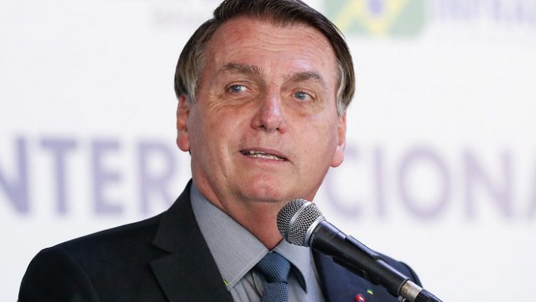 Em encontro com empresários, Bolsonaro promete acelerar vacinação