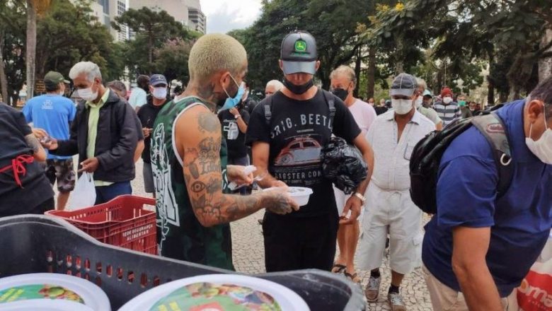 Prefeito de Curitiba quer multar quem dá comida a pessoa em situação de rua