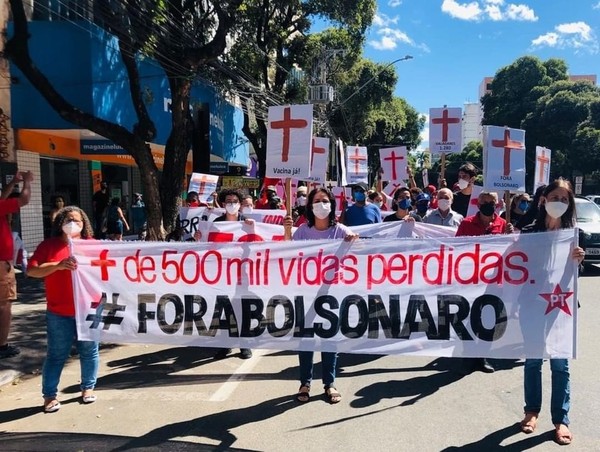 Manifestantes protestaram contra o governo em Governador Valadares (Divulgação)