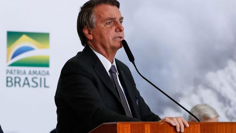 Bolsonaro é internado com crise de soluços e cancela reunião com chefes de poderes