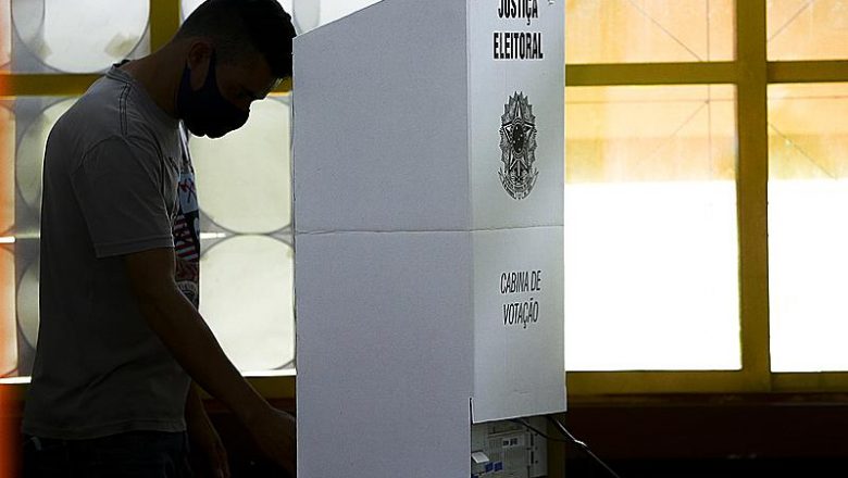 Defendido por Bolsonaro, voto impresso tem um longo histórico de fraudes no Brasil