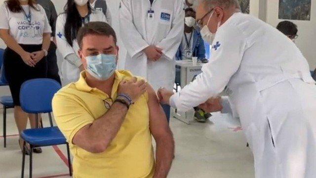 Flávio Bolsonaro é vacinado contra Covid e internet não perdoa: ‘Covaxin não tinha, senador?’