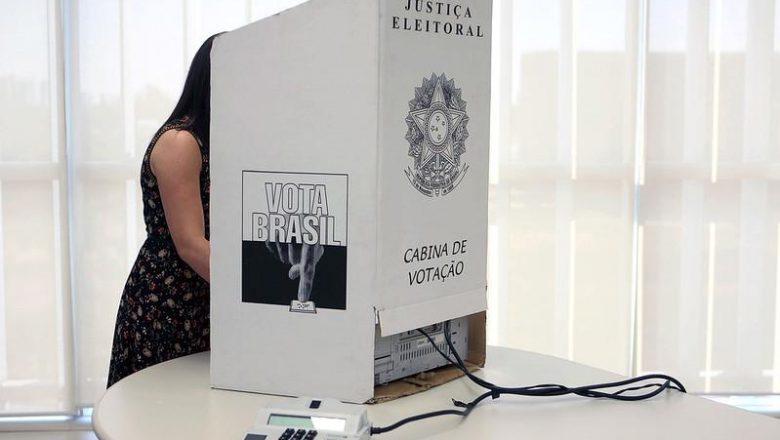 Partidos trocam integrantes da Comissão para barrar PEC do voto impresso