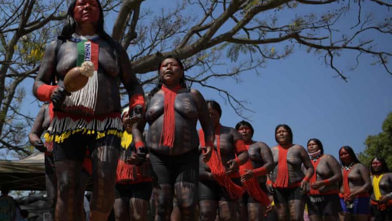 Milhares de mulheres indígenas marcham em Brasília contra o governo Bolsonaro
